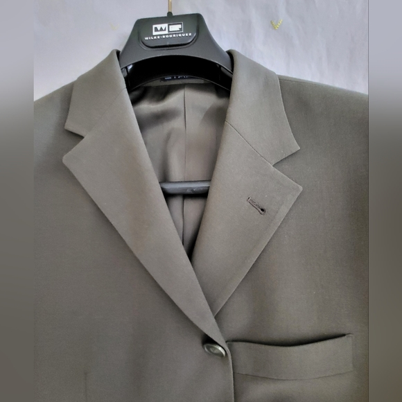 Almost New Men's Suit - 40 - Picture 14 of 14